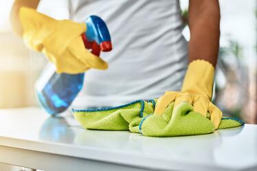 Enzimas y microbios de Novozymes® para la limpieza profesional